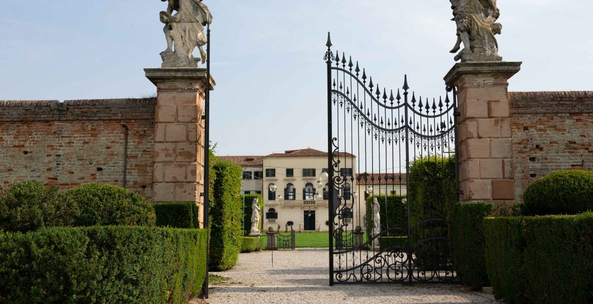 Cancello con entrata nel giardino della Villa Dominio di Bagnoli