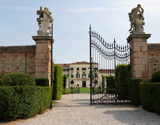 Cancello con entrata nel giardino della Villa Dominio di Bagnoli
